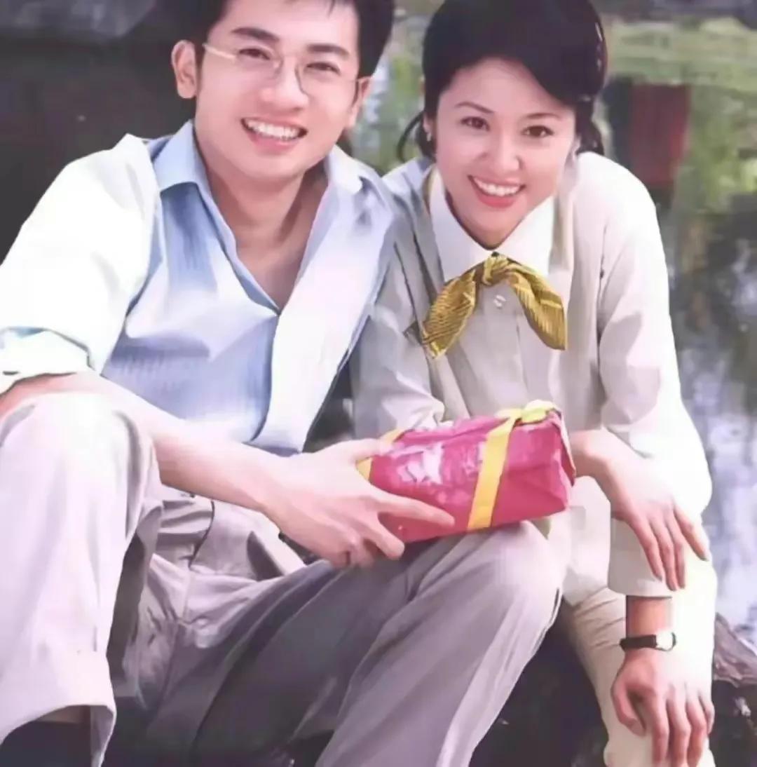 这是那部剧的剧照？多般配啊，郎才女貌，俊男靓女，他俩当年没找成真是可惜了[玫瑰]