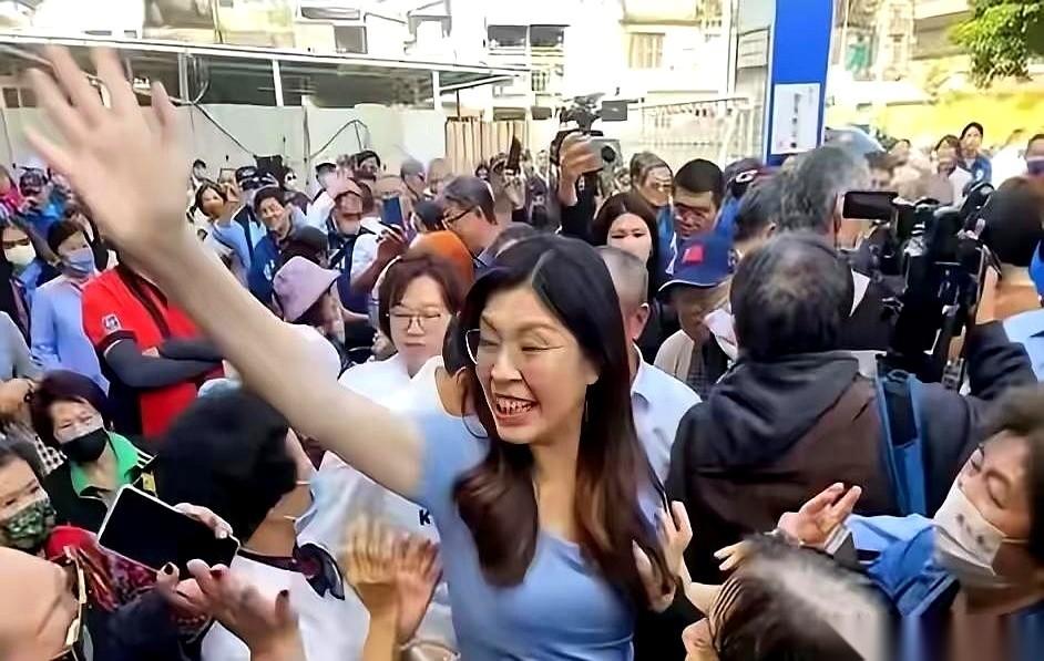 有人给郑丽文指了条路。

退出国民党。

别再守着那个摊子，干那些出力不讨好的事
