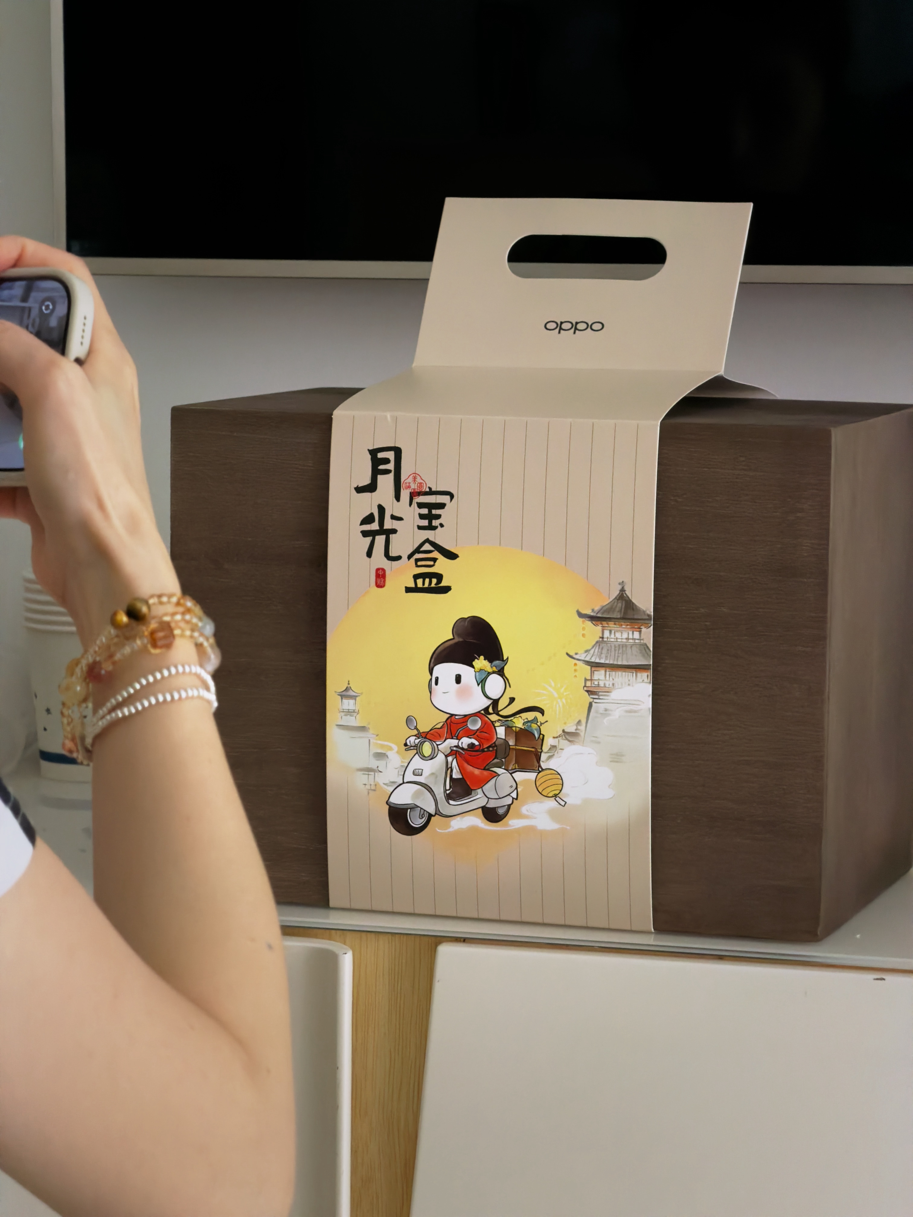 收到OPPO的月光宝盒！感谢🙏老婆很喜欢，迫不及待的打开……一顿猛拍照，说杯具