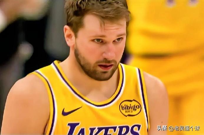 这球老詹是怎么发的呀，浪费了雷迪克的战术布置。

最后的绝平回合，湖人还真跑出了