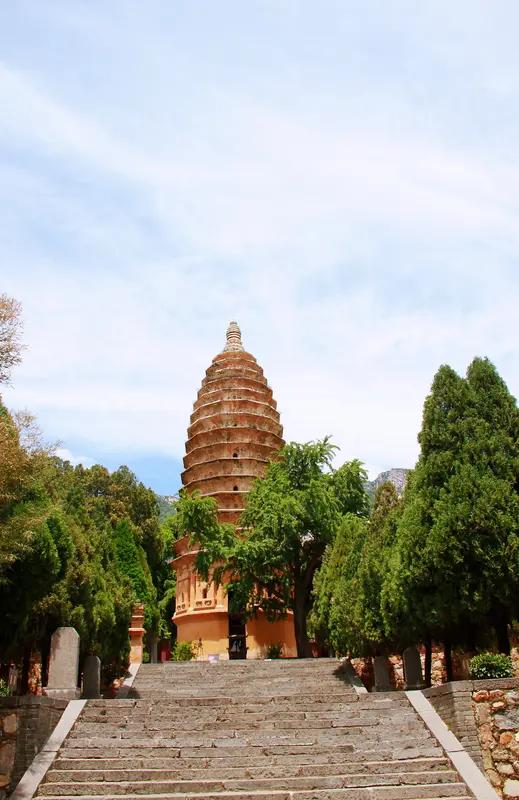 刘晓庆打卡河南嵩岳寺塔 刘晓庆打卡河南嵩岳寺塔这事儿，真的太赞了！她不要钱、不收