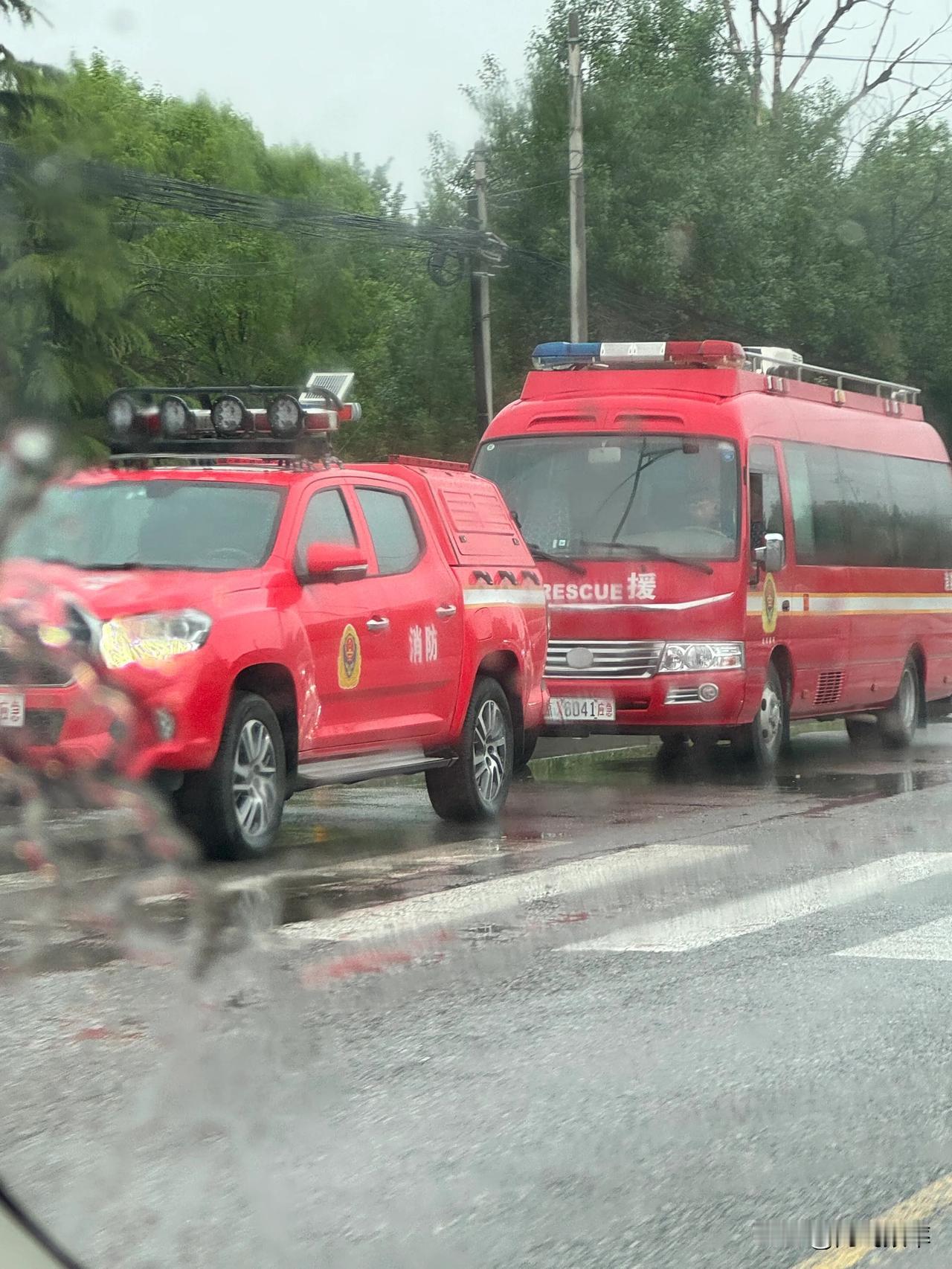 今天是北京消防员团建的日子吧，在那个通州发现了好多消防车，看车牌有点像总队的#北