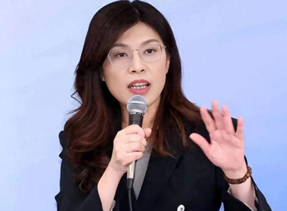 同时拥抱中美？

郑丽文谈“一中”框架，却想让台湾夹在中美间！

郑丽文在CNN