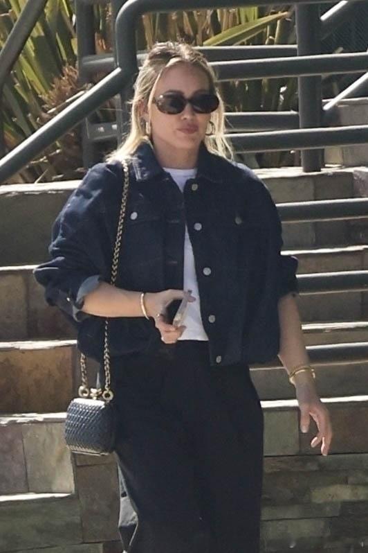 Hilary duff 希拉里达芙在洛杉矶外出，达芙前往友人家拜访 