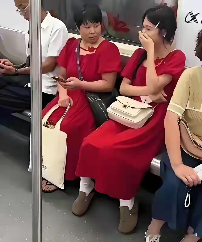 撞衫了，哈哈哈[我想静静][我想静静][我想静静]
坐了同一趟车，坐了同一节车厢