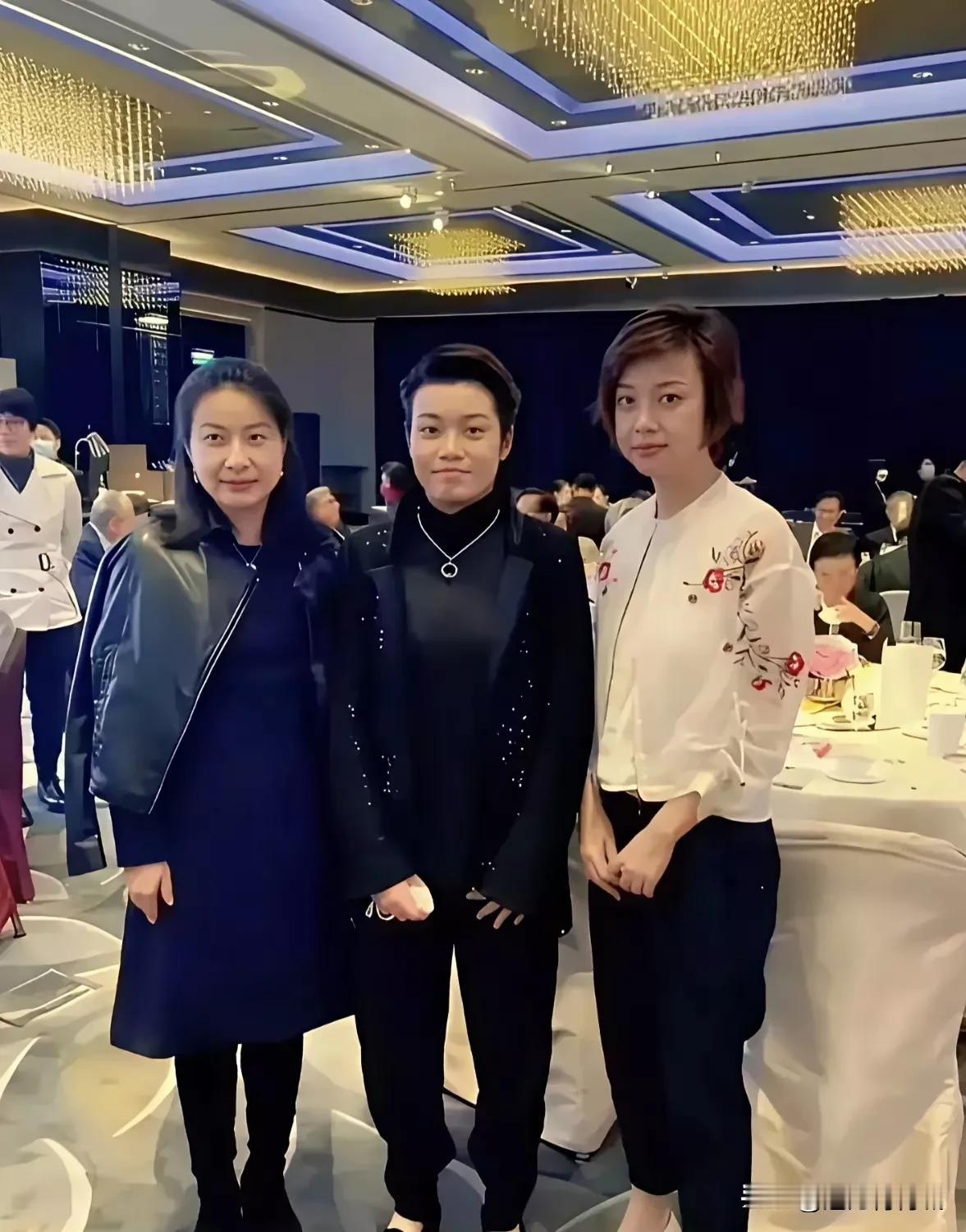 这三位究竟谁更牛？
左一，跳水皇后郭晶晶
右一，乒乓皇后张怡宁
中间，中间这C位