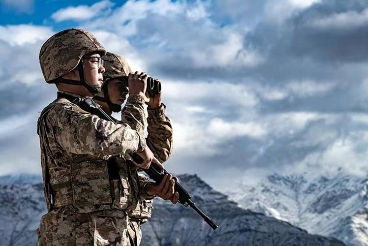 不得不说，好多女孩子喜欢军人就是冲着那身衣服去的，根本不是真的喜欢军人本身，只是