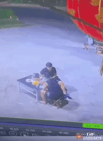 风驰电掣一刹那，幸运的如此幸运，倒霉的如此倒霉，这大概就是命吧，谁也左右不了！