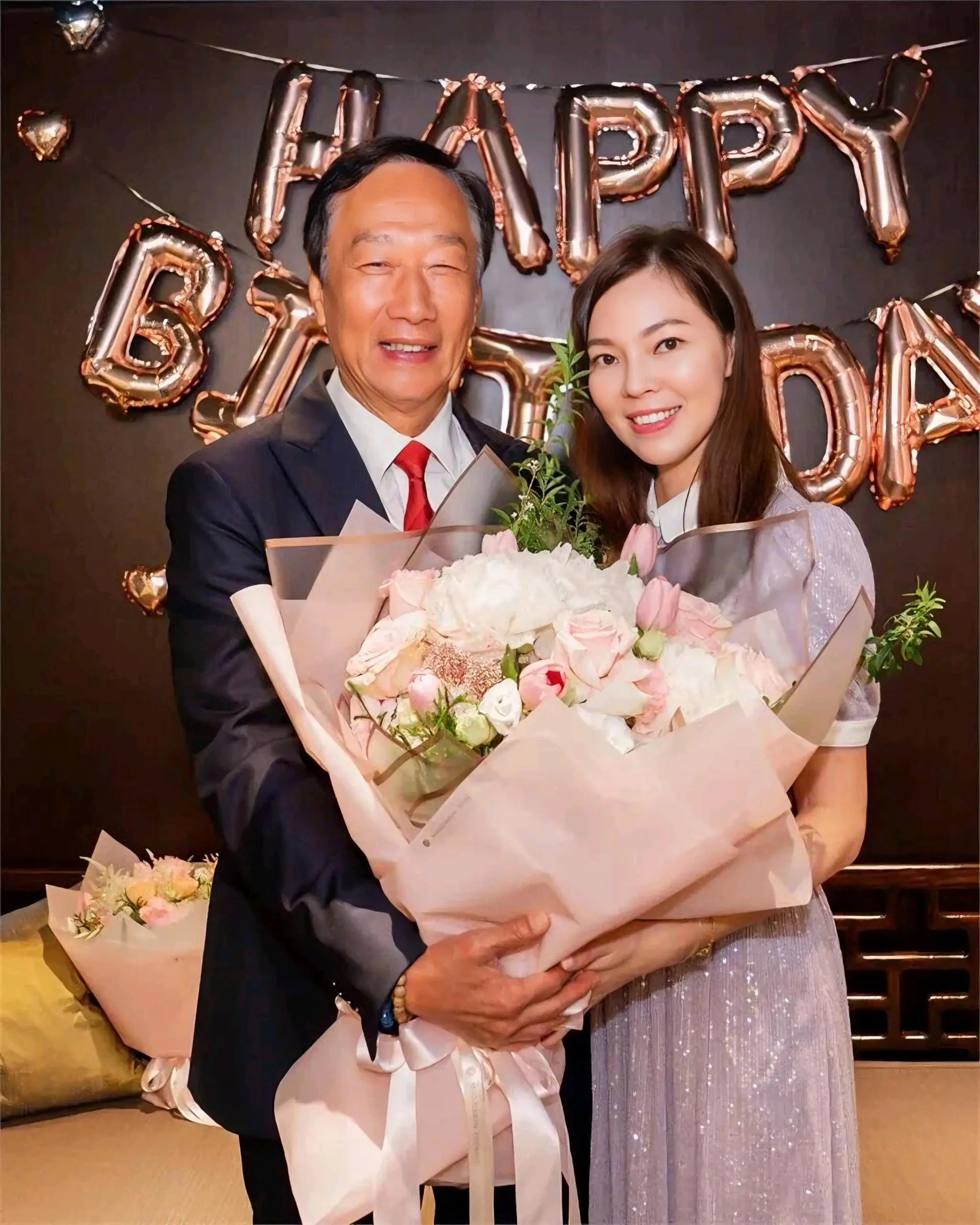 年过75岁的富士康掌舵人郭台铭，最近因为一位高尔夫球友登上热搜。   ...