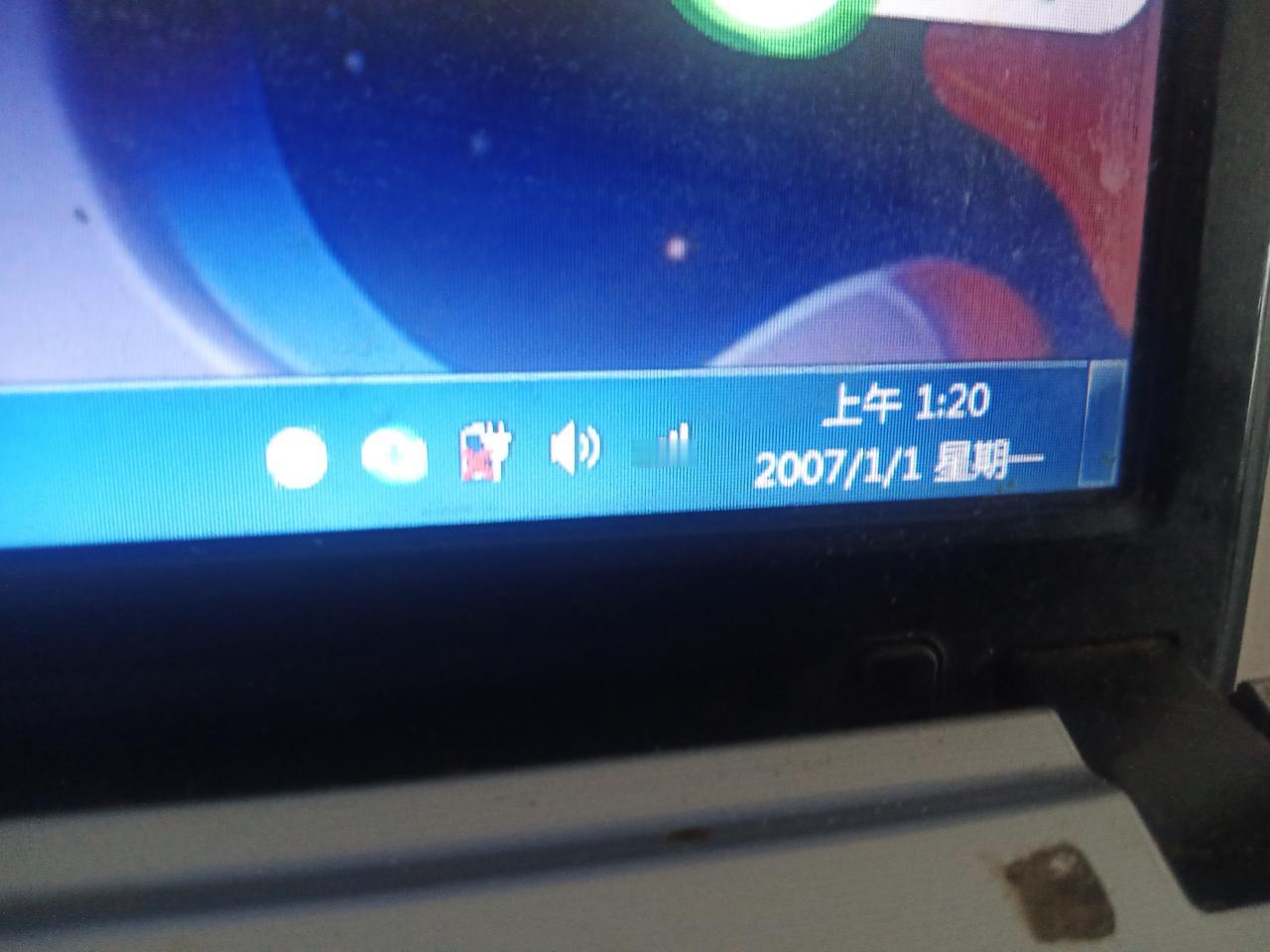 都快崩溃了，打开许久不用的电脑时间居然是2007年1月1号，除了日期不对以外，时