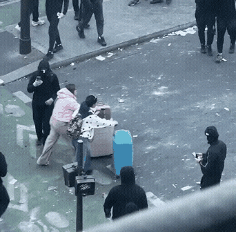 两名女生推着行李箱，淡定走在混乱的法国街头。

法国这场大规模抗议，感觉和以前不