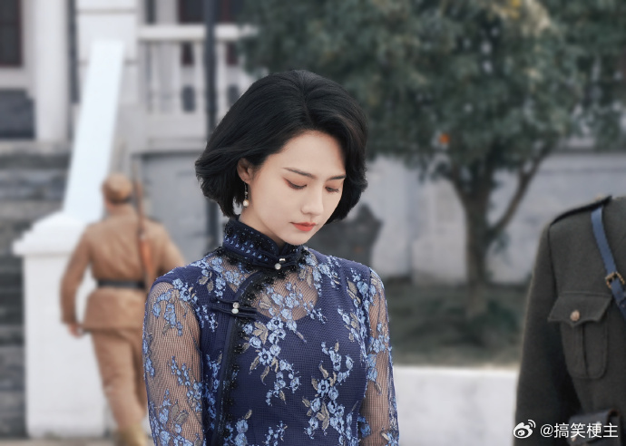 姜珮瑶穿旗袍的权威我后知后觉姜珮瑶民国风旗袍黑纹倒大袖旗袍自带年代感，姜珮瑶站在