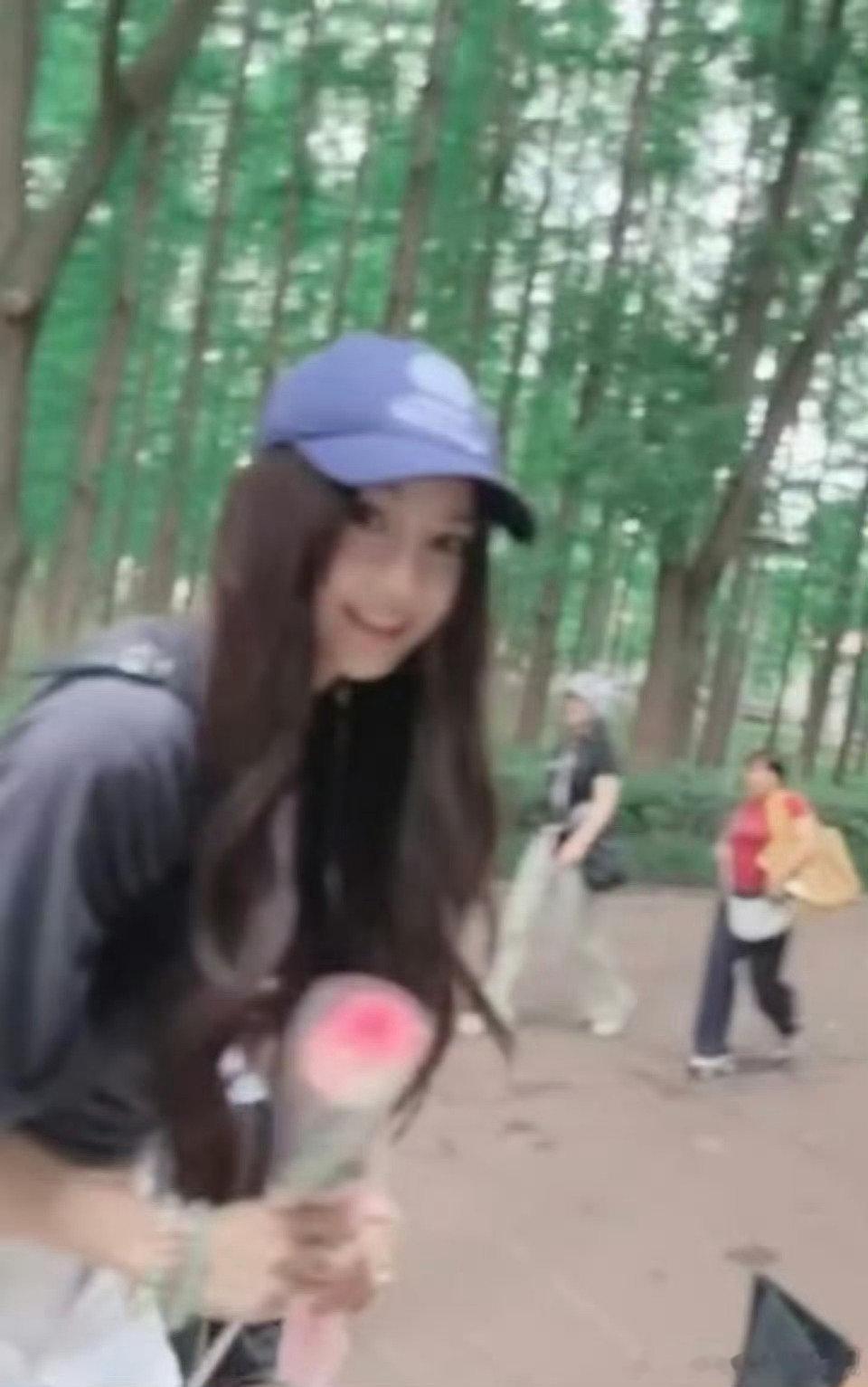学校义卖会偶遇Angelababy偶遇Angelababy参加小海绵学校活动前来
