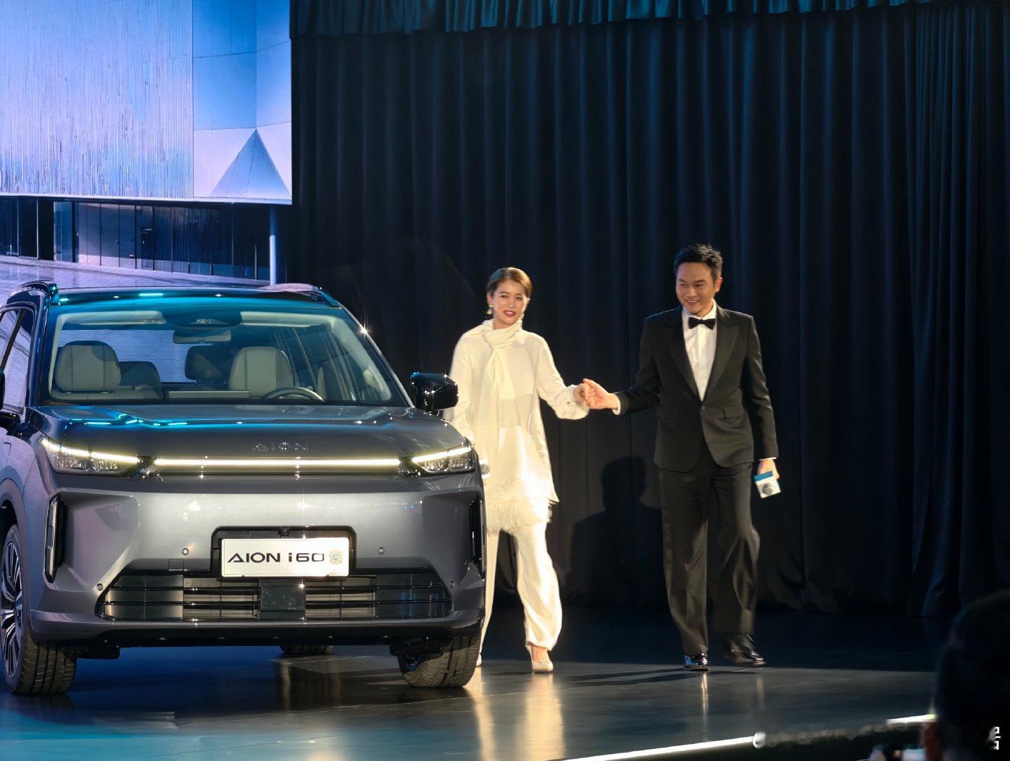 两公婆今晚靓爆镜 