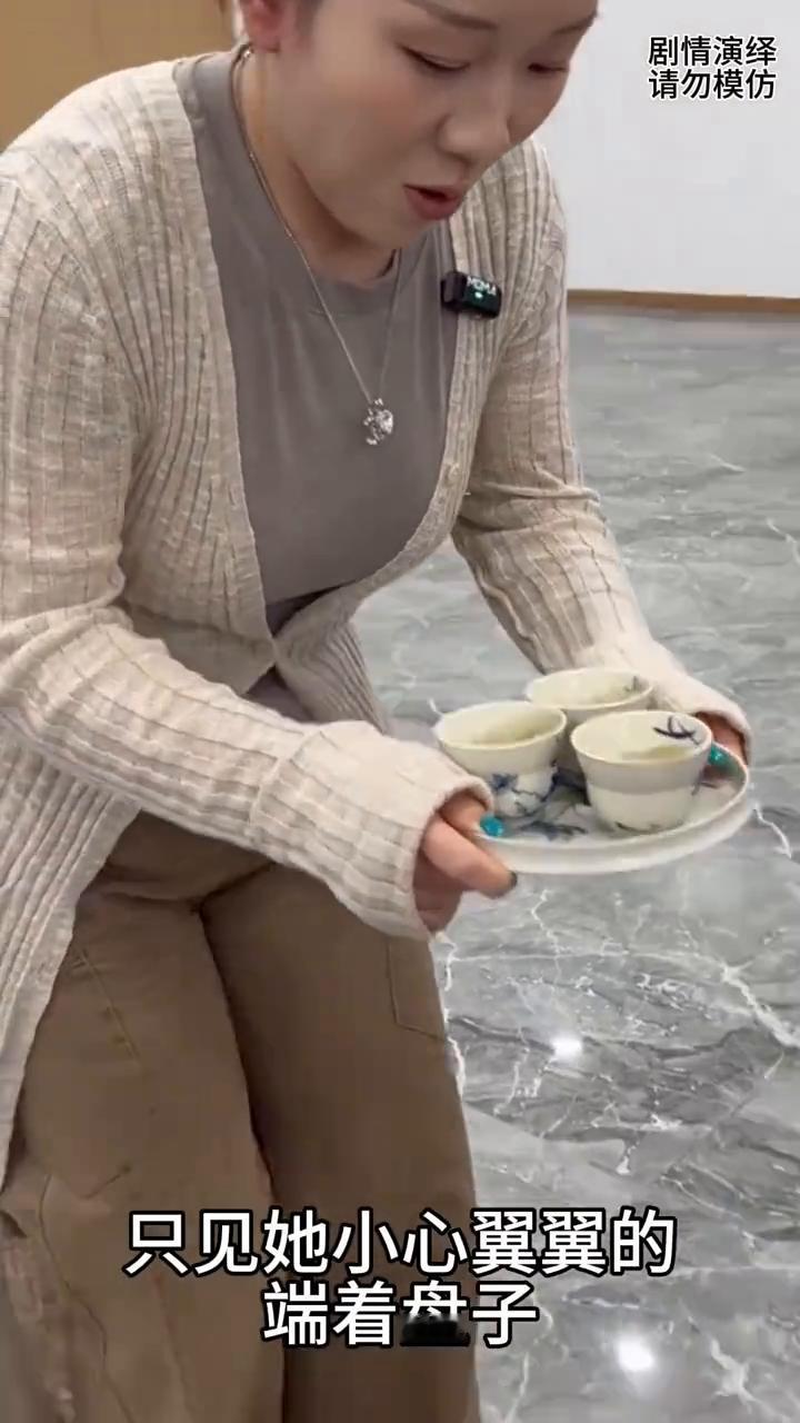 女子第一次给老板端茶很紧张，这一幕真的太无奈了。
女子第一次给老板端茶很紧张，只