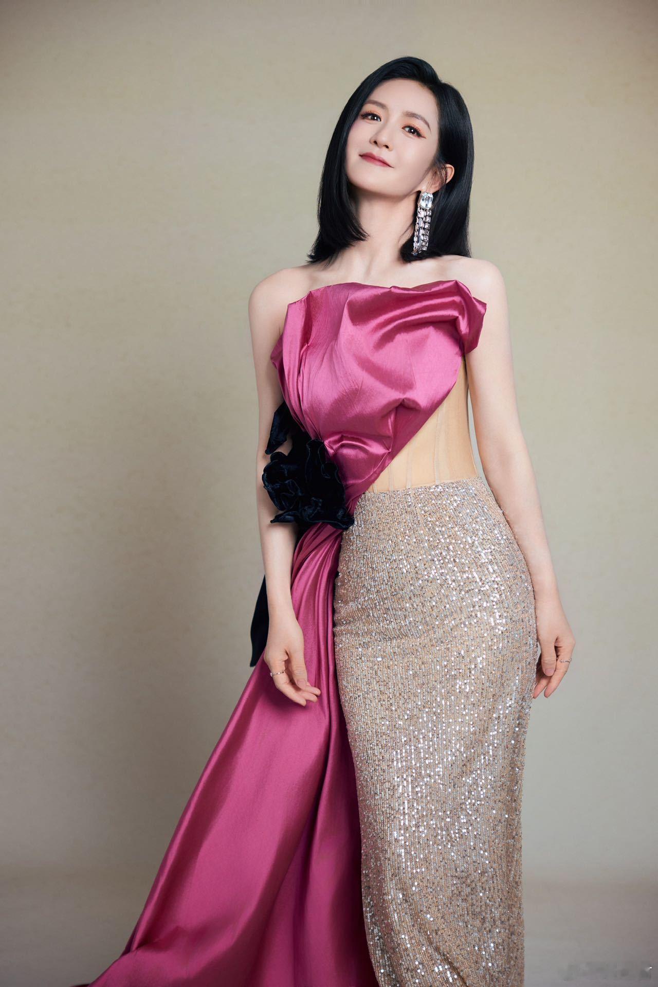 谢娜演唱会用张杰的团队 谢娜的演唱会终于来了，感受到她的勇气与热情，十首唱跳，展