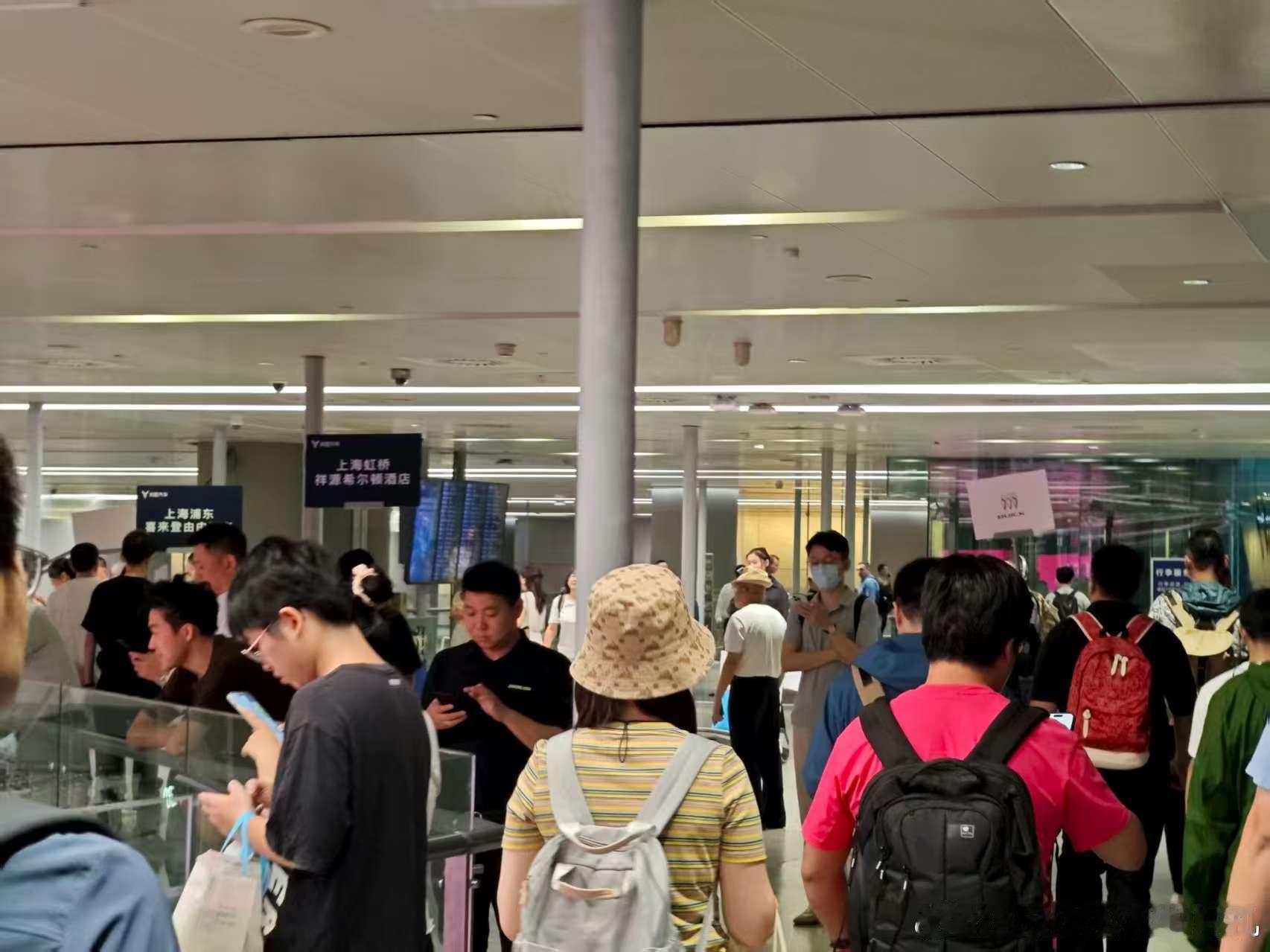 今天别克的高端新能源产品至境L7首发亮相，结果到了上海，先看到的竟然是岚图的活动