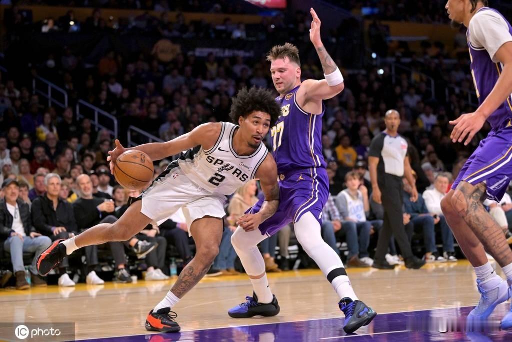 谁能夺冠？NBA杯4强出炉：雷霆、马刺、魔术、尼克斯

北京时间12月11日，N