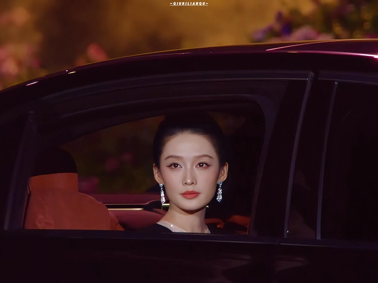 vogue｜李沁 一只高傲的小猫，千金归来～ [期待]！李沁晒花少VOGUE合照