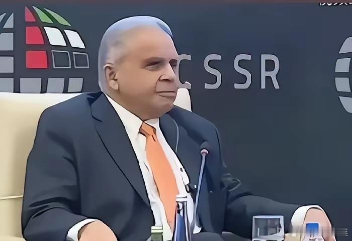 唇亡齿寒，坡县终于有个清醒的专家站出来了。新加坡印度裔专家马凯硕阐明一个观点：“