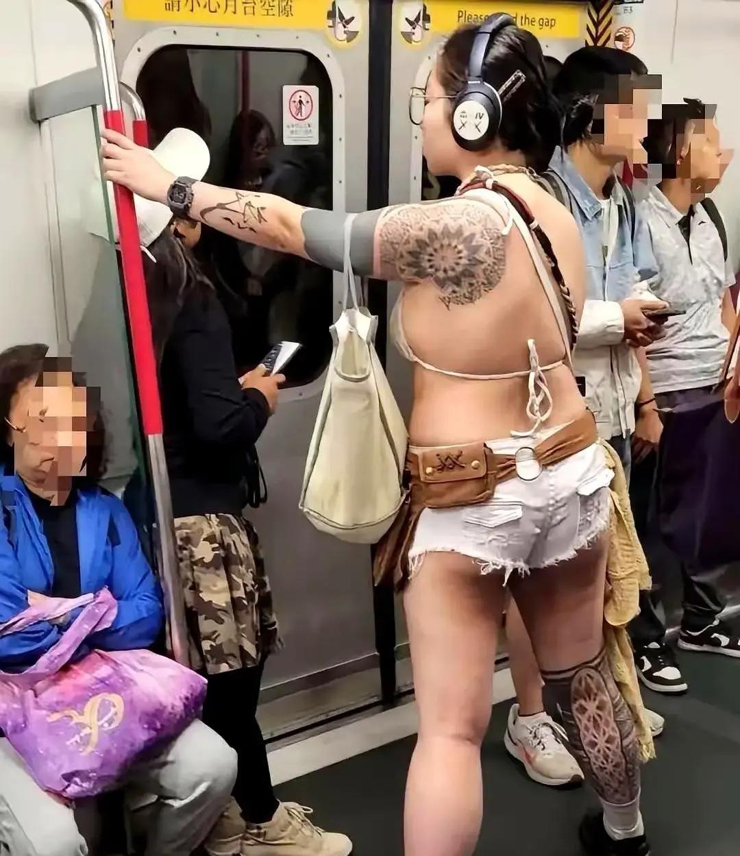 香港地铁里出现一位只穿裹胸短裤的女生，15秒视频直接把我看愣。
15度的冬天，她