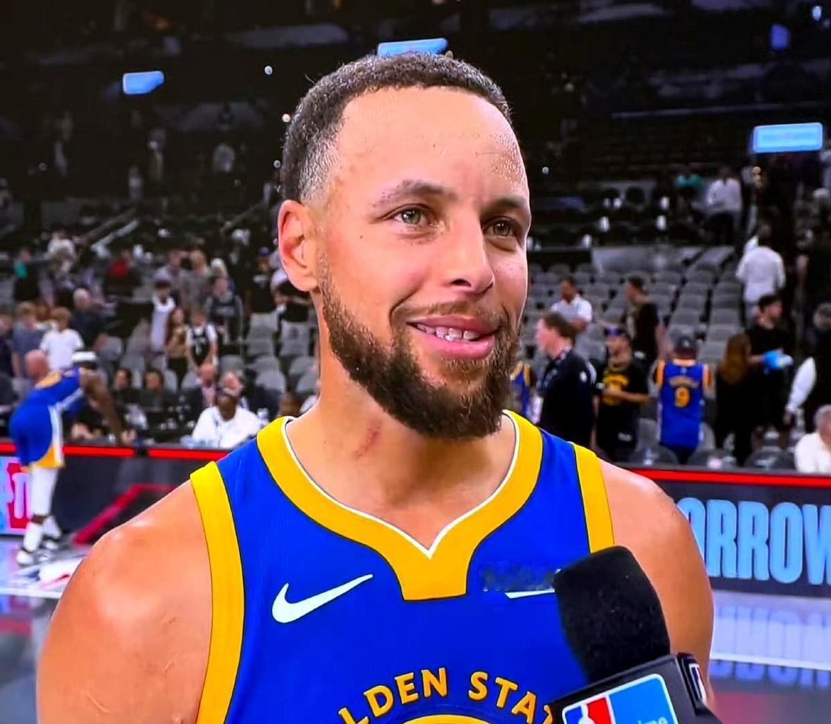 今天看采访，突然被库里两鬓的白发给扎了一下。
真的，就是那种心里咯噔一下的感觉。