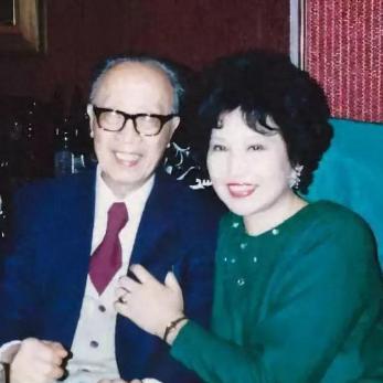 1974年，71岁的梁实秋和73岁的妻子程季淑去附近市场购物。两人正并肩走着，程