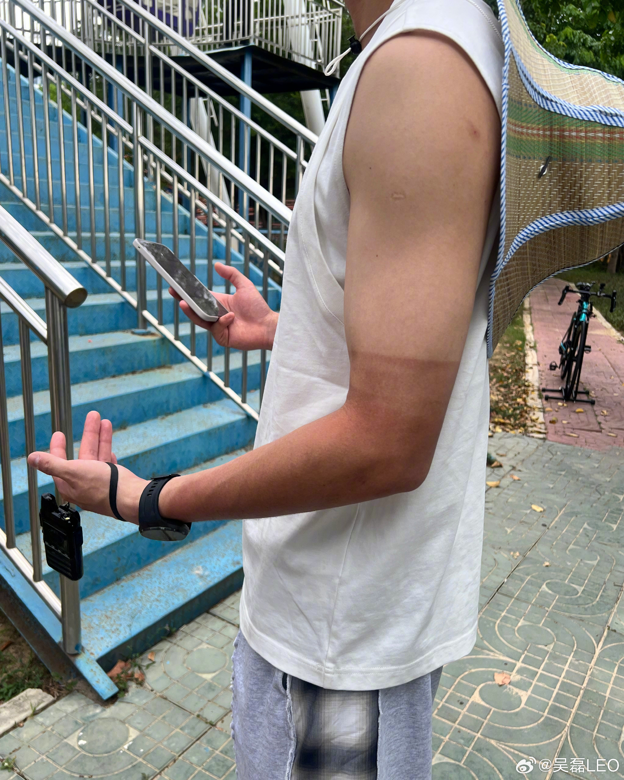 吴磊晒分层了吴磊喜提黑色袖套一双 吴磊喜提黑色袖套一双~ 
