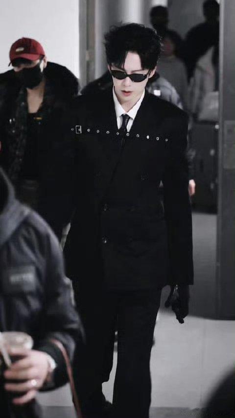 刘宇宁你好星期六录制上班 刘宇宁Hi6上班路透帅炸！冷脸Daddy自带超强气场，