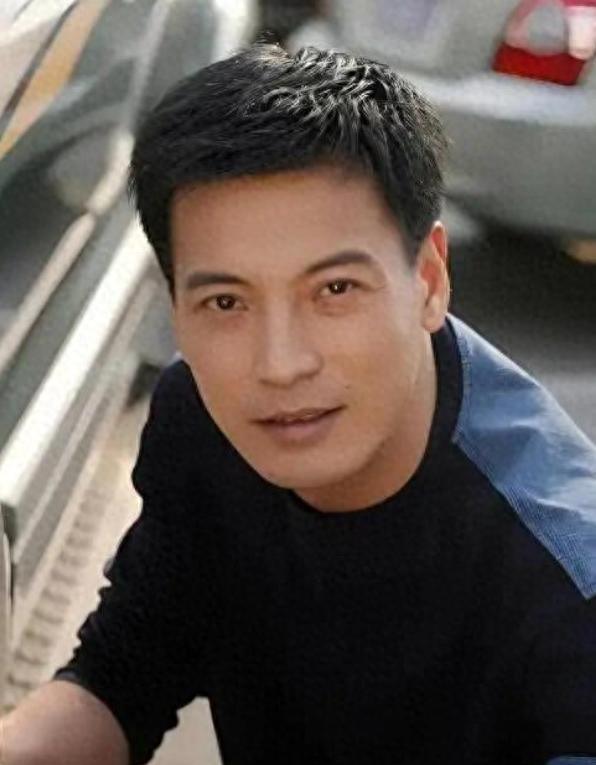 蒋勤勤的前男友王海地，当年长得帅戏也好，后来低调娶了圈外老婆。如今儿子王誉润长大