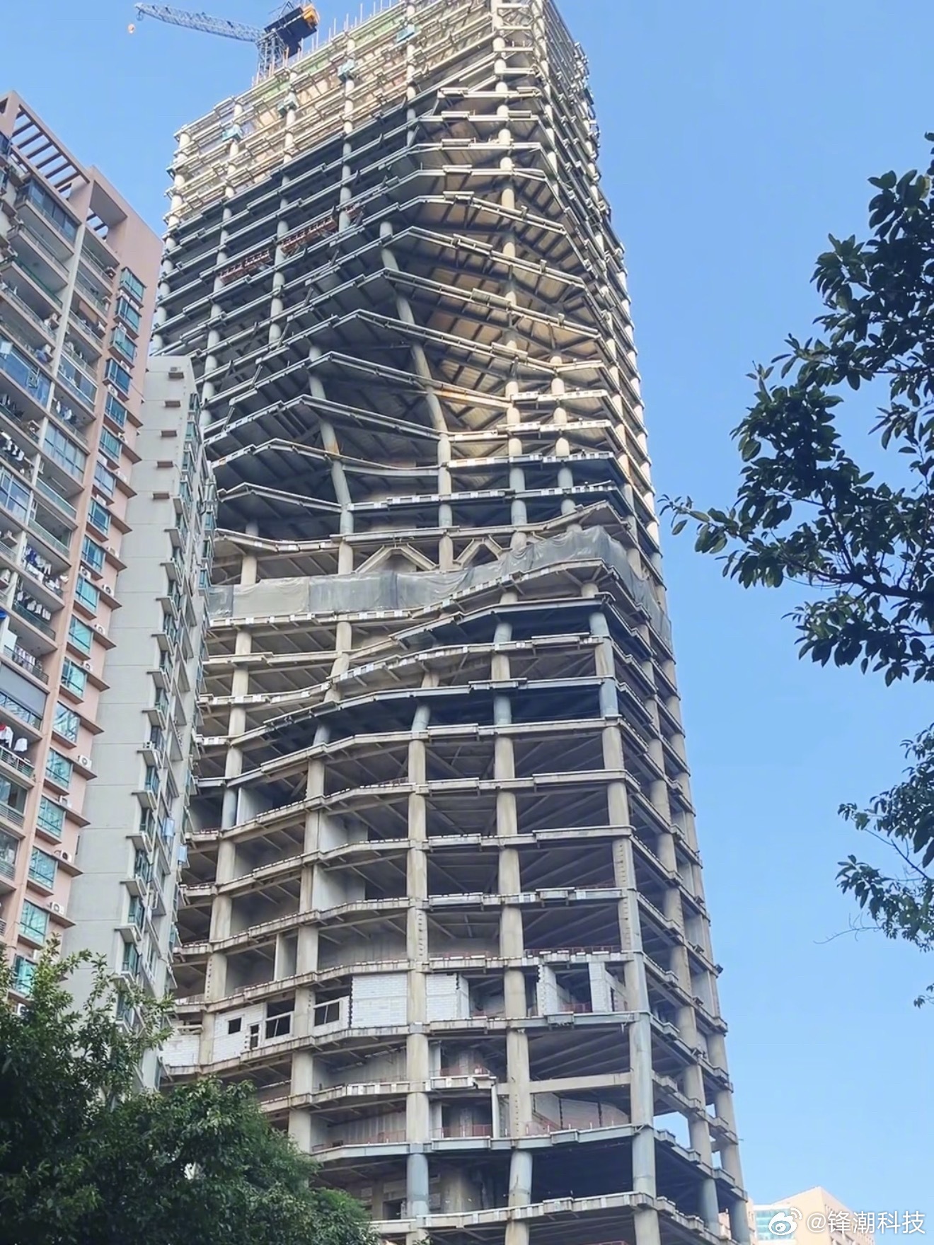 这是哪儿的楼连柱子都是弯的 ​​​