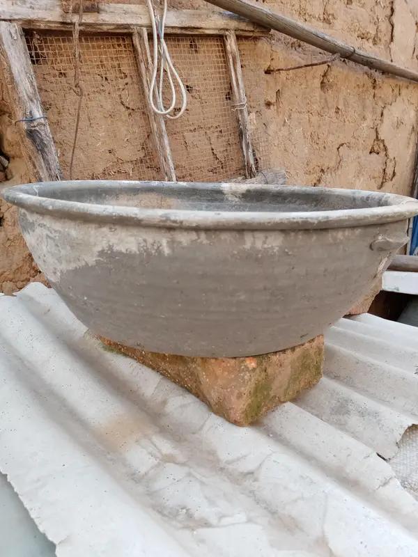 近日，有网友发视频爆料，自己家里有个1984年花6块大洋买的塑料盆，它就像盆界的