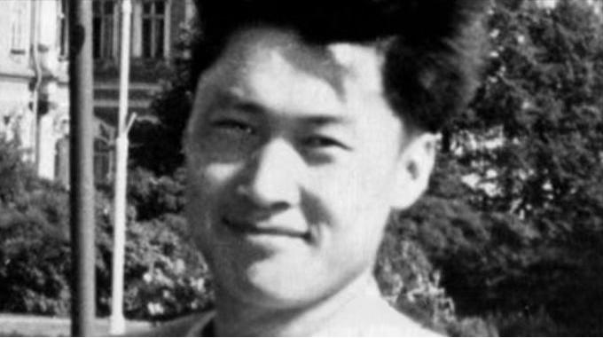 1964 年，钱学森投身于东风 2 号导弹的研发工作，发现其射程不足，几乎所有人