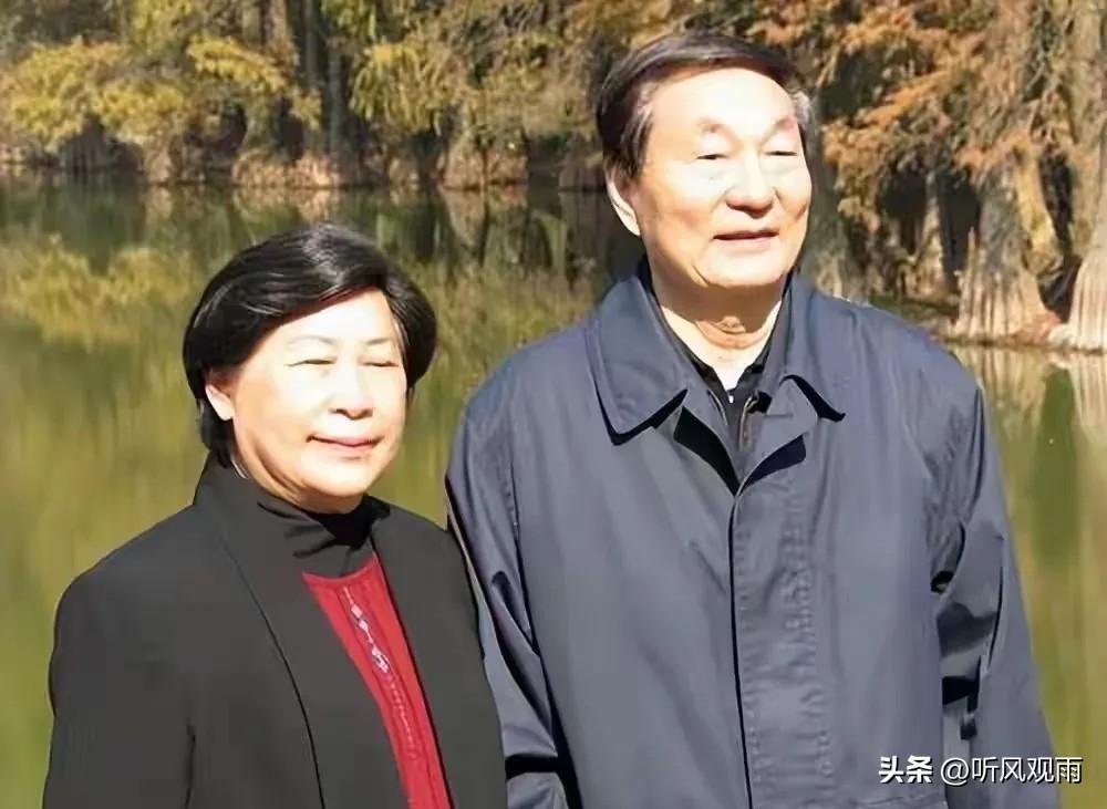 朱老去世，其夫人劳安一定是最伤心的人。其夫人劳安端庄大方，劳安出生于1929年，
