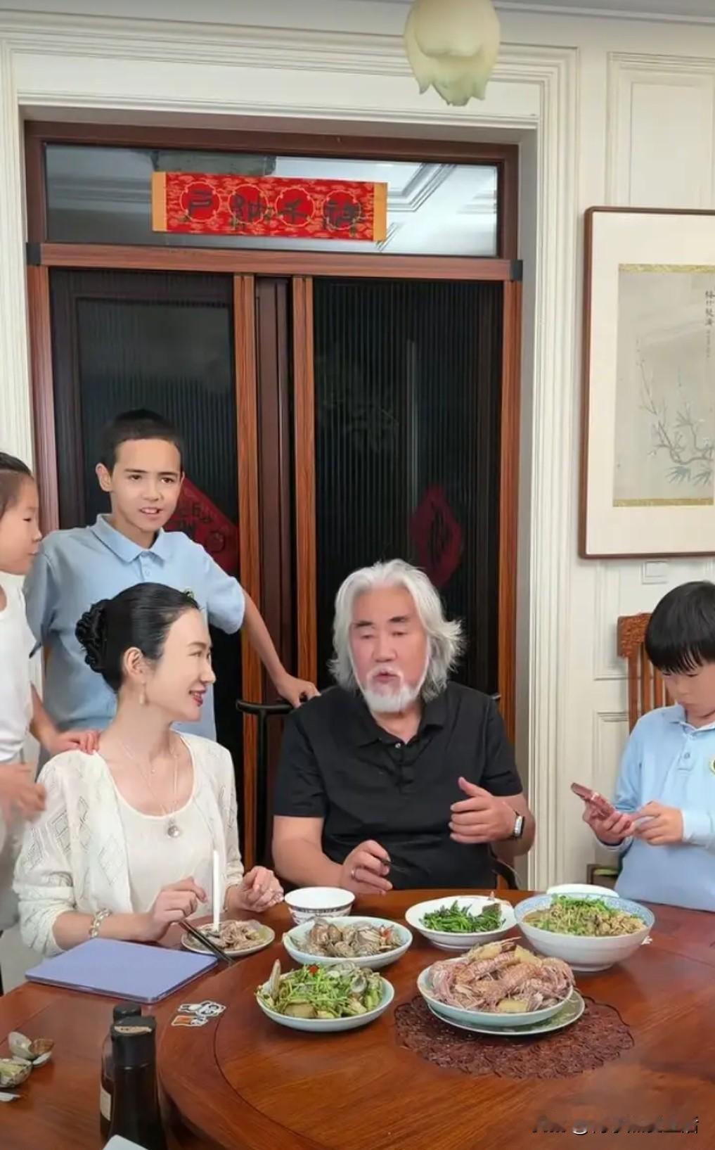 这个三婚的张导演今天亲自下厨，给比他小30岁的老婆杜星霖，做了一桌好菜，还给她送