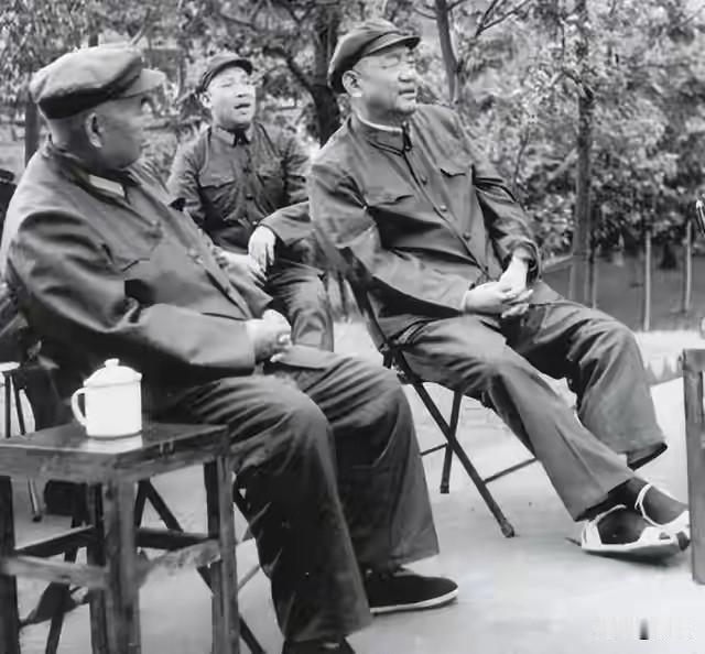 当年那些参加革命的老军人，建国后生活水平提高了，和平环境稳定了，工资待遇也优渥了