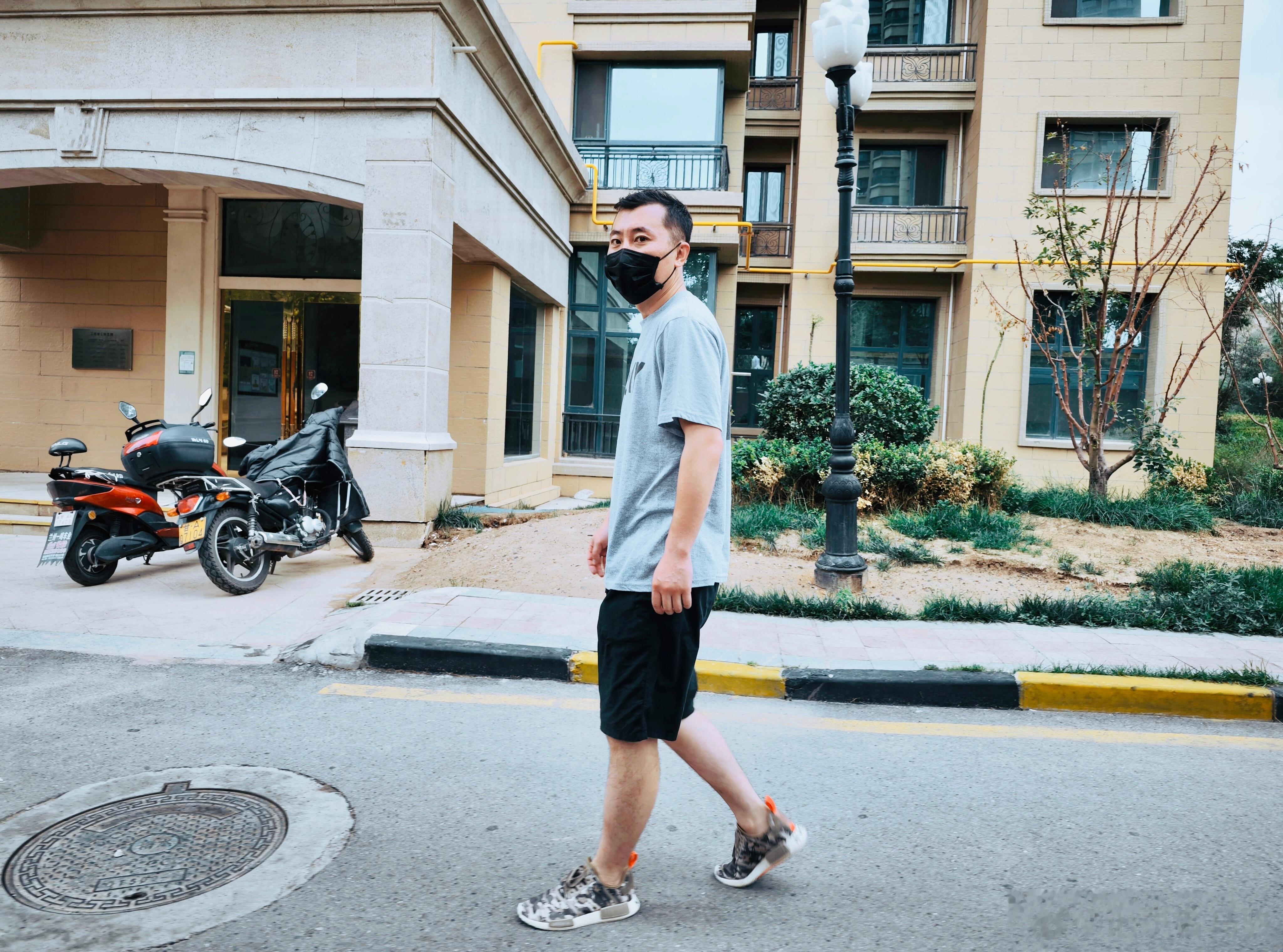生活永远都在一边抛弃，一边继续。好梦~~~ ​​​
