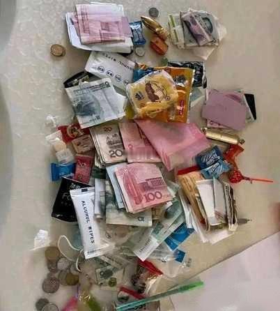 女朋友上夜班回来在她包里发现的，这是什么包装袋子？ 