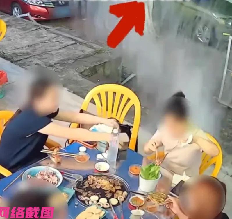 广东东莞有女子和几个朋友在一家店门前吃烤肉，没有想到还遭遇到门店楼上住户的一盆水