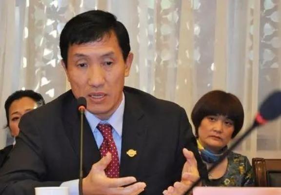 “中国拿什么挑战美国？中国人均收入只相当于美国的8%！”中国经济领域专家黄亚生劝