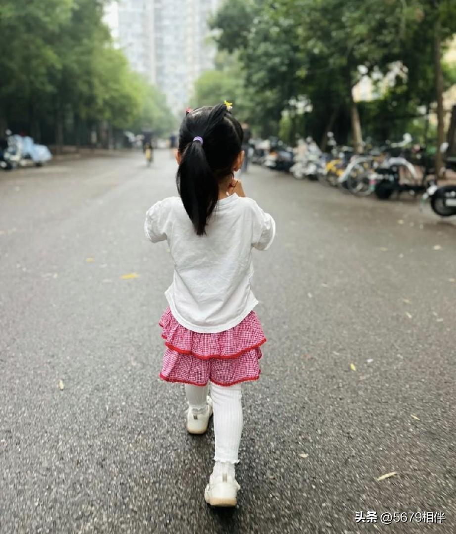 若你家里有女儿，请一定拼尽全力疼她，因为这个社会，对女性的要求实在太残忍了。
