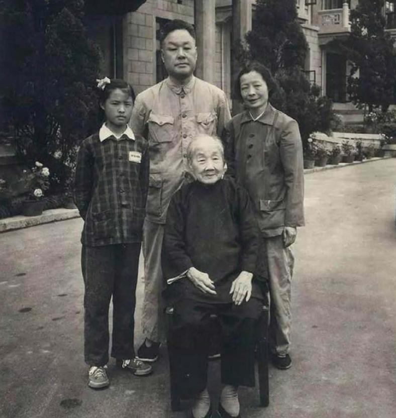 1950年毛岸英回老家给外婆80大寿，老人开口就要10万元，问她干啥用，一句话让