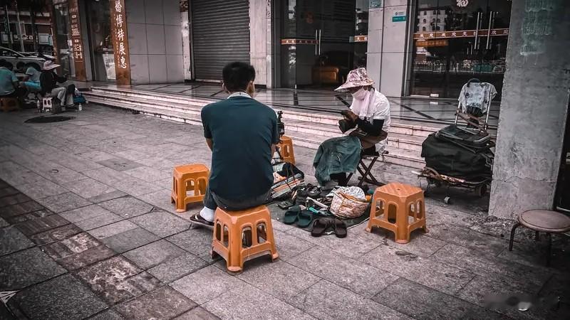 众生皆苦，根源在于想得太多，本质是执着。执着于“我想要”，将快乐与“得到”捆绑，
