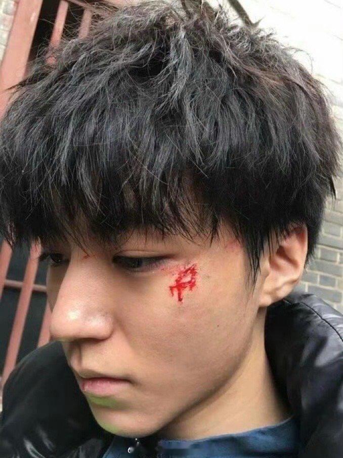 #王俊凯侧颜伤妆#哟吼，看到王俊凯的新物料，一整个代入感拉满了啊！不得不说，王俊