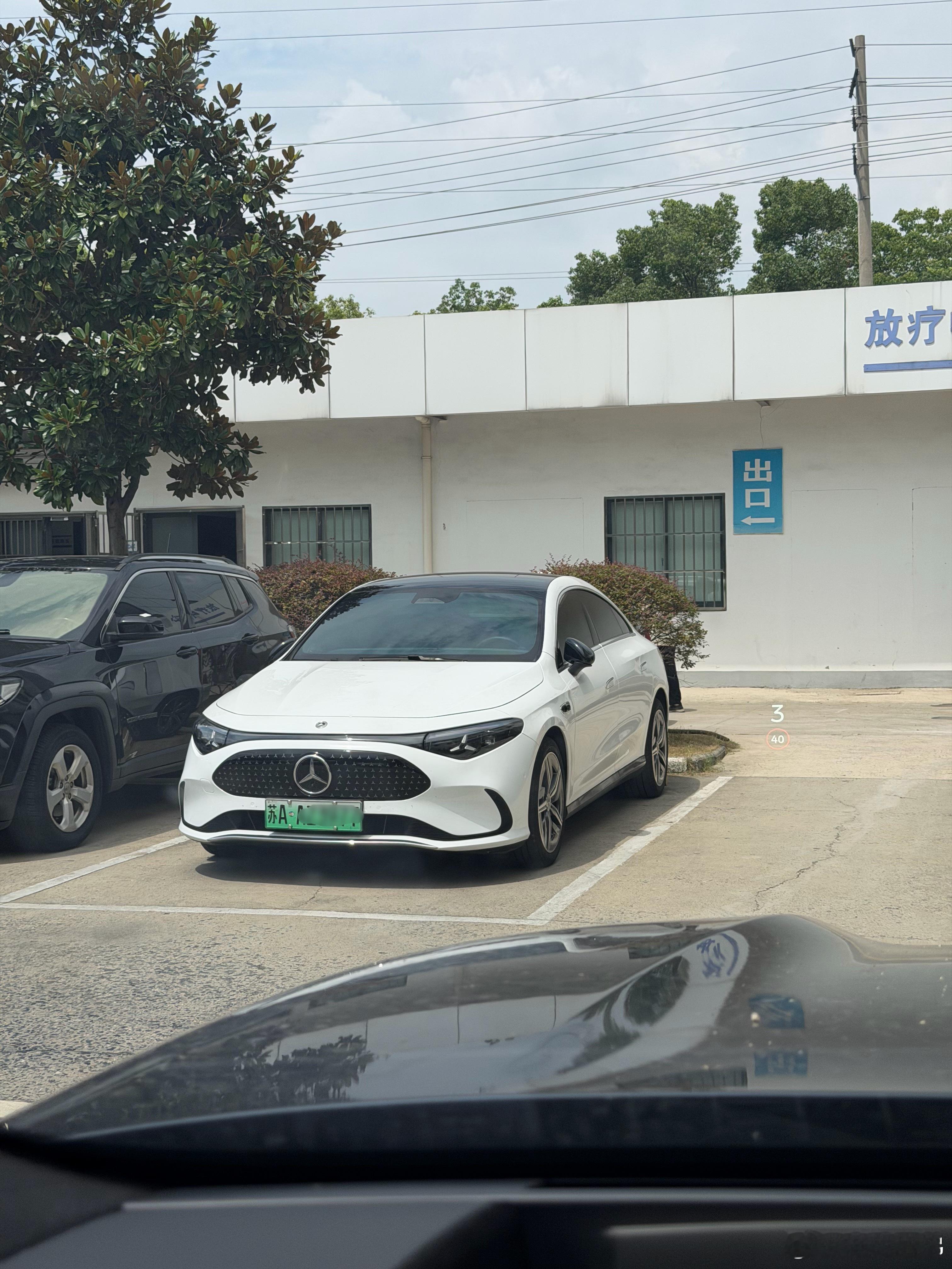 出门办事居然能遇到一台CLA L，看起来辨识度还挺高，一眼就能看到。 