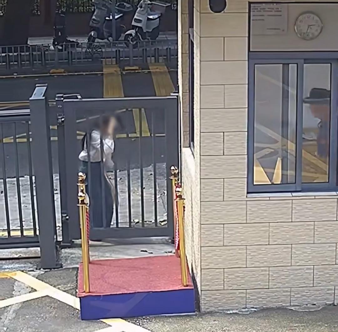 女子求助消防站突发晕倒，消防员暖心背起紧急送医
 
近日，广东深圳一处消防站门口