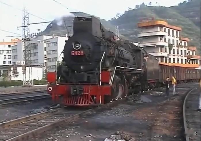 这是一段拍摄于2000年左右的广东韶关坪石镇南岭铁路的视频。视频中韶关坪石镇坪南