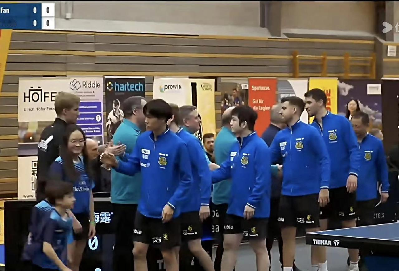 樊振东代表萨尔布吕肯俱乐部出战德甲联赛，首盘比赛3-1战胜库比克。
比赛结束后回