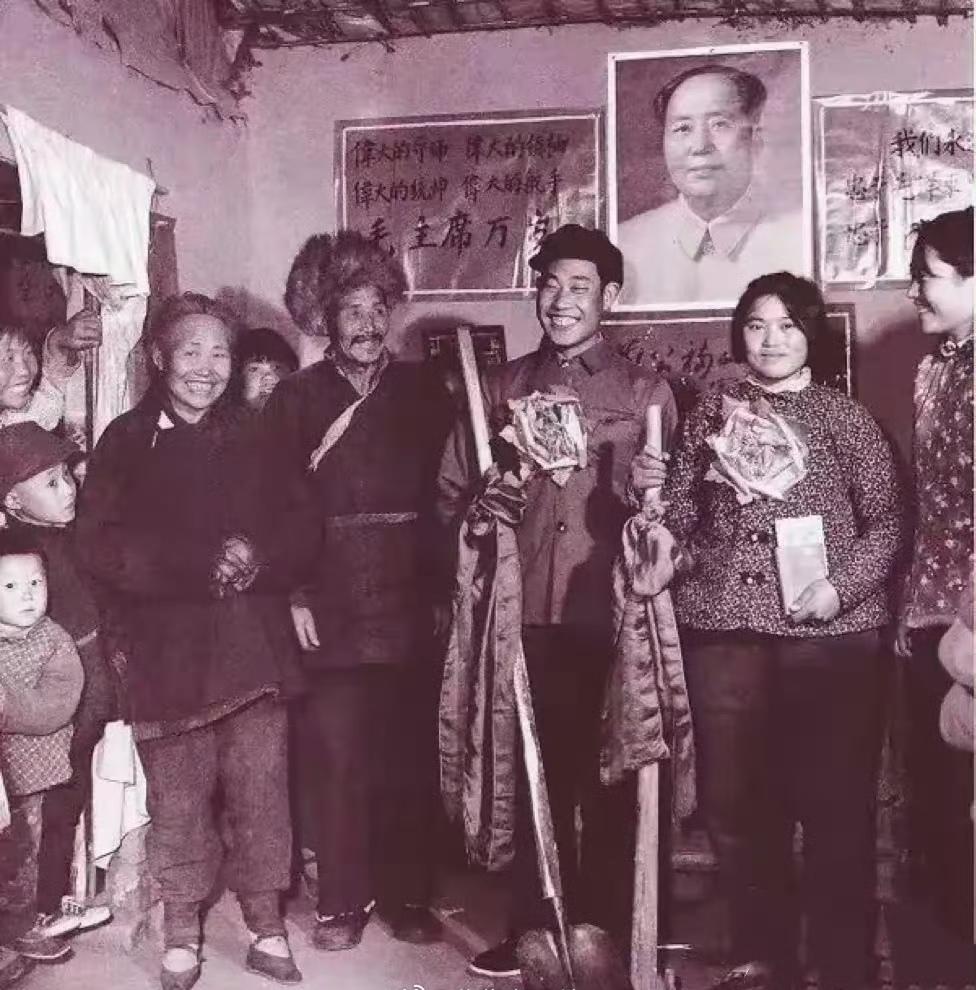 1964年，东北的结婚现场。彩礼是一把铁锹，而嫁妆是把锄头。这是最朴素、最纯粹的