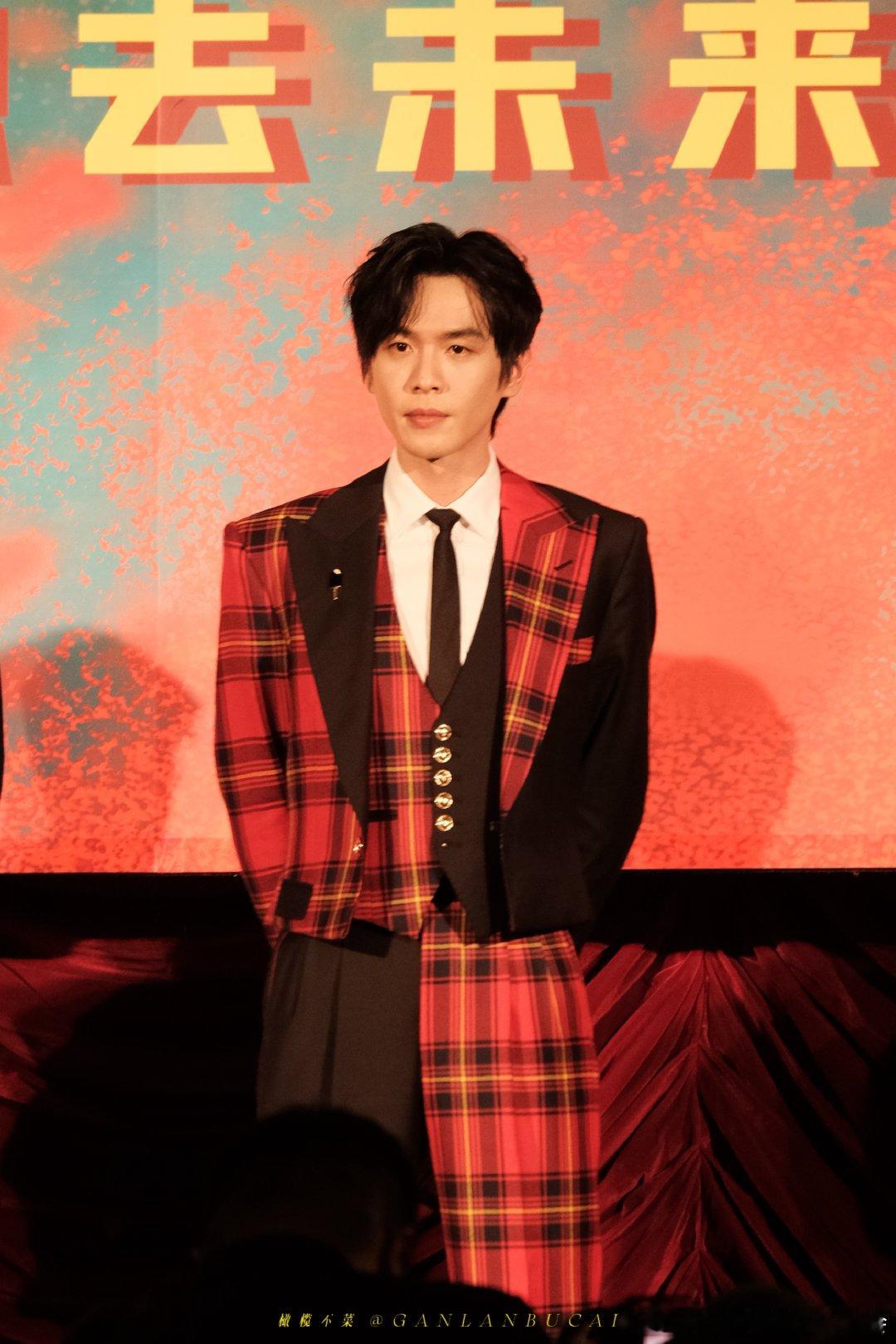 #张若昀 人尴尬的时候会假装很忙#我真的是太喜欢张若昀了，每次都能给我们大家带来